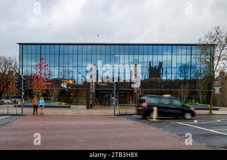 Belfast County Down Northern Ireland, 18 novembre 2023 - Queens University Students Union with Reflections and People crossing the Road Foto Stock