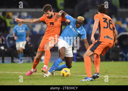 Napoli, Italia. 3 dicembre 2023. Francesco Acerbi dell'FC Internazionale gareggia per il pallone con Victor Osimhen dell'SSC Napoli durante la partita di serie A tra l'SSC Napoli e l'FC Internazionale allo Stadio Diego Armando Maradona di Napoli il 3 dicembre 2023. Credito: Franco Romano/Alamy Live News Foto Stock