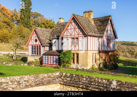 I colori autunnali girano intorno al museo a Chedworth Roman Villa vicino al villaggio Cotswold di Yanworth, Gloucestershire, Inghilterra Regno Unito Foto Stock