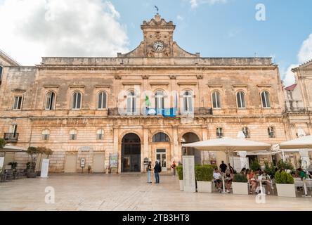 Ostuni, Puglia, Italia - 5 ottobre 2023: Palazzo del Municipio in Piazza della libertà nel centro storico di Ostuni. Foto Stock