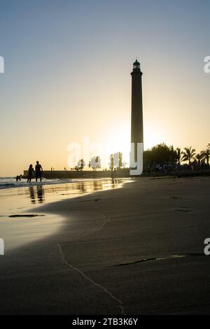 Faro di Maspalomas (Faro de Maspalomas) sull'Isola Canaria di Gran Canaria in Spagna al tramonto con spiaggia sabbiosa e mare Foto Stock