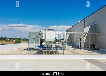Quadro di comando elettrico su un condensatore adiabatico sul tetto di un magazzino di stoccaggio a freddo di CO2 (refrigerazione industriale). Foto Stock