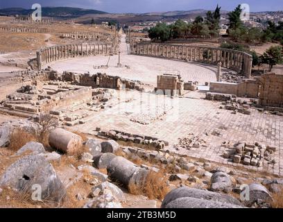Oval Plaza 160 colonne ioniche antica città romana Jerash Jordan. Creato dal 300 a.C. al 100 d.C. e una città fino al 600 d.C. Non conquistata fino al 1112 d.C. La maggior parte di o Foto Stock