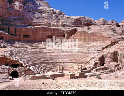 L'anfiteatro Nabateo nell'antica città di Petra, Giordania. Teatro con fila di posti a sedere e scalinate scolpite sul lato della montagna. Foto Stock