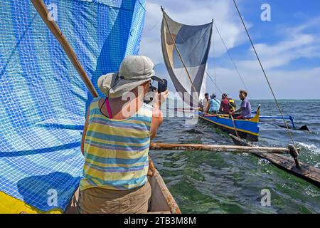 I pescatori locali navigano con i turisti in barche da pesca tradizionali/canoe a baldacchino sull'Oceano Indiano, Andavadoaka, Atsimo-Andrefana, Madagascar Foto Stock