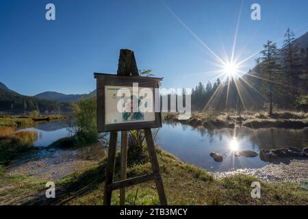 Sonnenaufgang am herbstlichen Hintersee in der Gemeinde Ramsau, Berchtesgadener Land, Oberbayern, Deutschland Foto Stock