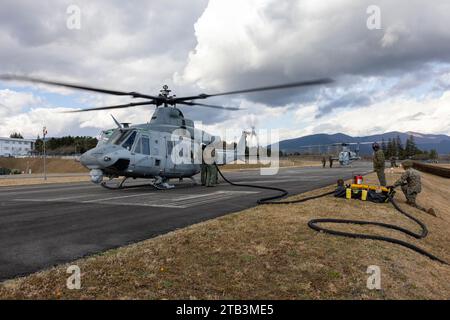 U.S. Marines rifornisce l'elicottero Marine Light Attack al Training Center Camp Fuji, Giappone, 2 dicembre 2023. Foto di Lance Cpl. SAV Ford Foto Stock