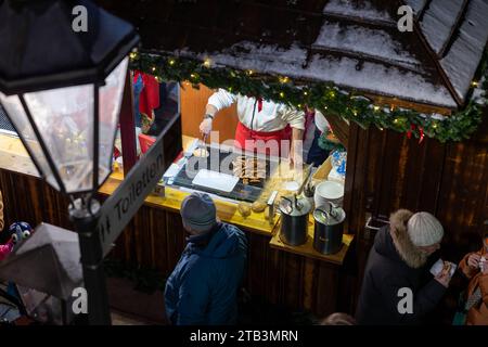 Blick in eine typische Nürnberger Bratwurstbude auf dem Nürnberger Christikindlesmarkt. MIT zahlreichen Bratwürsten auf dem Grill welche auf ihren verkauf warten. *** Veduta di un tipico stand del bratwurst di Norimberga al Christikindlesmarkt di Norimberga con numerosi bratwurst alla griglia in attesa di essere venduto 20231203-6V2A4326-Bearbeitet-2 Credit: Imago/Alamy Live News Foto Stock