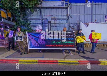 Haifa, Israele - 2 dicembre 2023: Persone con segnali che chiedono il cessate il fuoco e il rilascio di ostaggi, Haifa, Israele Foto Stock