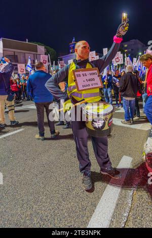 Haifa, Israele - 2 dicembre 2023: marcia di protesta contro il governo, chiedendo di assumersi la responsabilità della guerra e di rilasciare ostaggi. Haifa, Foto Stock