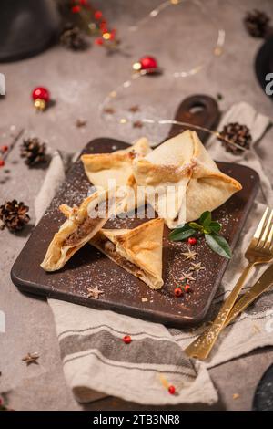 Un dolce con ripieno di marmellata di zucca e condimento di pasta di farina, uno dei Vila Real in Portogallo, ex libris. Foto Stock