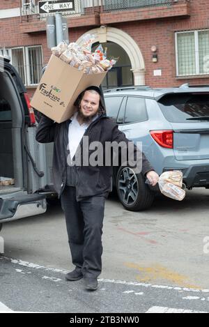 Un operaio ebreo ortodosso consegna il pane Franczoz a un supermercato Glatt Kosher a Williamsburg, Brooklyn, New York. Foto Stock