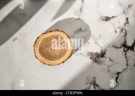 Podio in legno con ombra per la presentazione di cosmetici naturali o prodotti Foto Stock