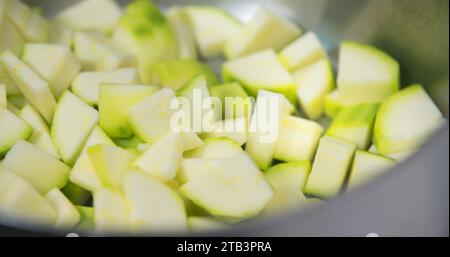 Fette di zucchine fresche sul piatto. Verdure fresche sul piatto Foto Stock