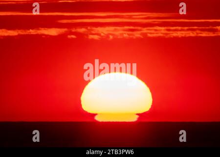 Sonnenuntergang in der Nordsee, Insel Helgoland, Schleswig-Holstein , Erderwärmung, Klimaveränderung, Sonnenball, Meer, Foto Stock