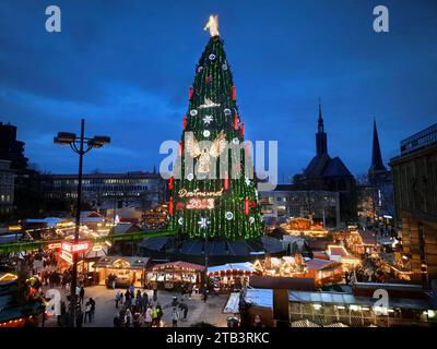 Dortmund, 04.12.2023 - Der angeblich höchste Weihnachtsbaum der Welt auf dem Dortmunder Weihnachtsmarkt. Auf einem Stahlgerüst stecken 1400 Fichten, beleuchtet mit 48,000 LED-Lichtern und einem Engel auf der Spitze *** Dortmund, 04 12 2023 l'albero di Natale presumibilmente più alto del mondo al mercato di Natale di Dortmunds 1400 alberi di abete rosso, illuminato da 48.000 luci a LED e un angelo in cima, sono montati su un telaio in acciaio credito: Imago/Alamy Live News Foto Stock