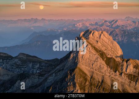 Svizzera, Appenzello, Alpstein, Monte Saentis vista su Altmann Foto Stock