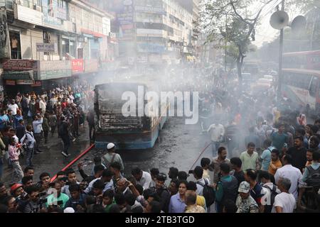 Dhaka, Wari, Bangladesh. 4 dicembre 2023. Un gruppo di manifestanti non identificati ha dato fuoco a un autobus passeggeri di Tanjhil Paribahan, a Gulistan, a Dacca, Bangladesh, il 4 dicembre, 2023. l'incidente ha avuto luogo giovedì, il secondo giorno del sesto blocco indetto dal BNP e dai suoi partiti simili. Crediti: ZUMA Press, Inc./Alamy Live News Foto Stock