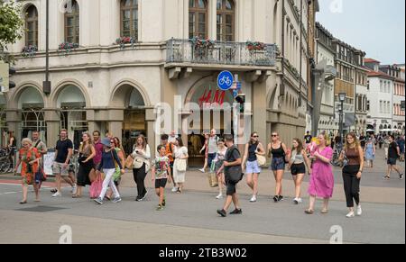 Touristen, Passanten, Fußgängerzone, Einkaufstraße, Hauptstraße, Heidelberg, Baden-Württemberg, Deutschland Foto Stock