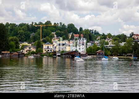 Gmunden , Austria - 17 giugno 2023: Vista della città di Gmunden dal Lago Traunsee Foto Stock