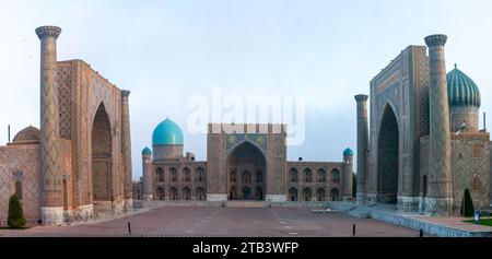 SAMARCANDA,UZBEKISTAN-OTTOBRE,23,2023: Piazza Registan a Samarcanda,Uzbekistan | splendido punto di riferimento dell'Uzbekistan. Foto Stock