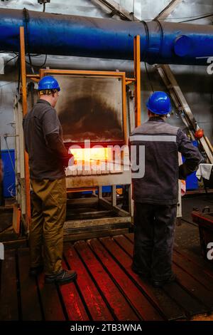 Tempra delle parti in acciaio ad alta temperatura in forni industriali. Foto Stock