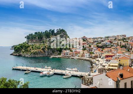 Vista panoramica di Parga, Grecia occidentale. Incantevole città costiera. Case colorate tradizionali, splendido porto e castello. Pittoresca destinazione turistica Foto Stock