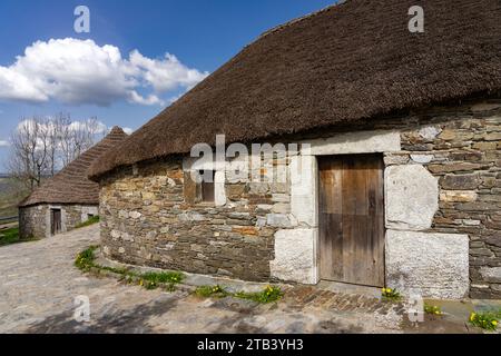 Case tradizionali chiamate pallozas con i loro tetti di paglia nel bellissimo villaggio di o Cebreiro, che è un cr Foto Stock