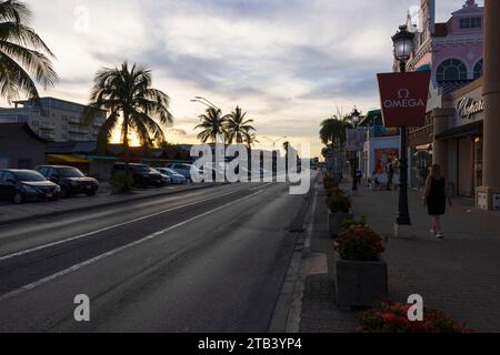 Bella vista serale della strada principale di Oranjestad con negozi boutique e persone che passeggiano tranquillamente. Aruba. Foto Stock