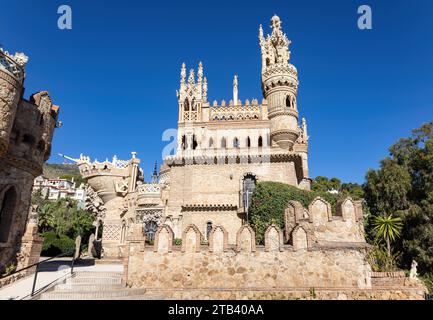 Facciata esterna del monumento Castillo de Colomares, a forma di castello, dedicato alla vita e alle avventure di Cristoforo Colombo a Benalmáden Foto Stock