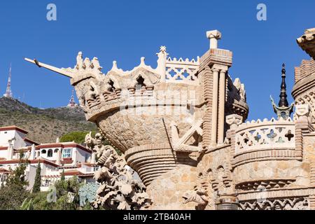 Facciata esterna del monumento Castillo de Colomares, a forma di castello, dedicato alla vita e alle avventure di Cristoforo Colombo a Benalmáden Foto Stock