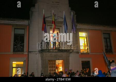 Noreña, Spagna, 4 dicembre 2023: Momenti prima dell'illuminazione natalizia durante il Christmas Lights switching On a Noreña, il 4 dicembre 2023, a Noreña, in Spagna. Credito: Alberto Brevers / Alamy Live News. Foto Stock