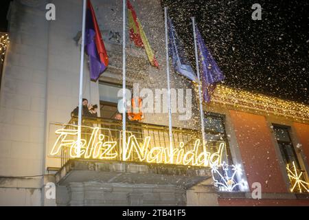 Noreña, Spagna, 4 dicembre 2023: Luci 'buon Natale' accanto alla neve artificiale durante il Christmas Lights switching On a Noreña, il 4 dicembre 2023, a Noreña, in Spagna. Credito: Alberto Brevers / Alamy Live News. Foto Stock