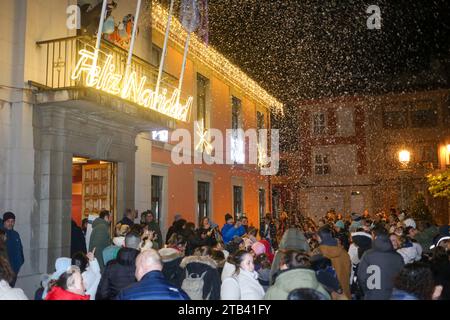 Noreña, Spagna, 4 dicembre 2023: Un centinaio di persone si sono riunite nei giardini del Municipio per vedere l'accensione delle luci natalizie durante l'accensione delle luci natalizie a Noreña, il 4 dicembre 2023, a Noreña, in Spagna. Credito: Alberto Brevers / Alamy Live News. Foto Stock