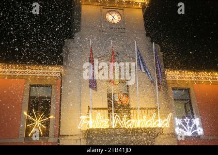 Noreña, Spagna, 4 dicembre 2023: Luci 'buon Natale' accanto alla neve artificiale durante il Christmas Lights switching On a Noreña, il 4 dicembre 2023, a Noreña, in Spagna. Credito: Alberto Brevers / Alamy Live News. Foto Stock