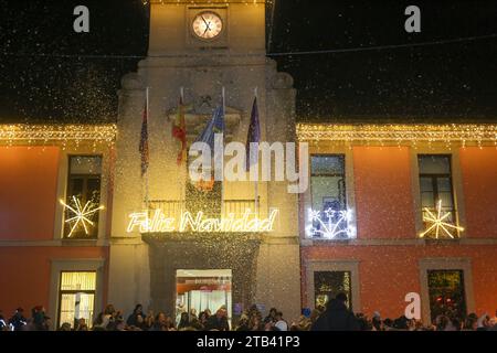 Noreña, Spagna, 4 dicembre 2023: Luci 'buon Natale' accanto alla neve artificiale durante il Christmas Lights switching On a Noreña, il 4 dicembre 2023, a Noreña, in Spagna. Credito: Alberto Brevers / Alamy Live News. Foto Stock