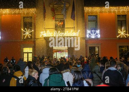 Noreña, Spagna, 4 dicembre 2023: Un centinaio di persone si sono riunite nei giardini del Municipio per vedere l'accensione delle luci natalizie durante l'accensione delle luci natalizie a Noreña, il 4 dicembre 2023, a Noreña, in Spagna. Credito: Alberto Brevers / Alamy Live News. Foto Stock