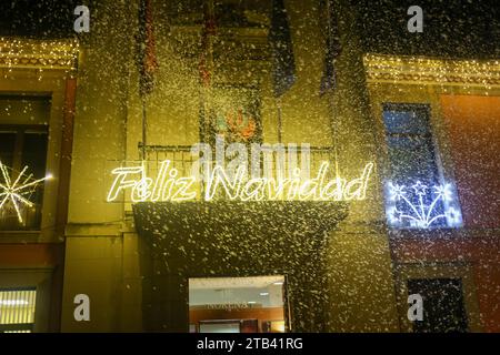 Noreña, Spagna, 4 dicembre 2023: Luci 'buon Natale' accanto alla neve artificiale durante il Christmas Lights switching On a Noreña, il 4 dicembre 2023, a Noreña, in Spagna. Credito: Alberto Brevers / Alamy Live News. Foto Stock