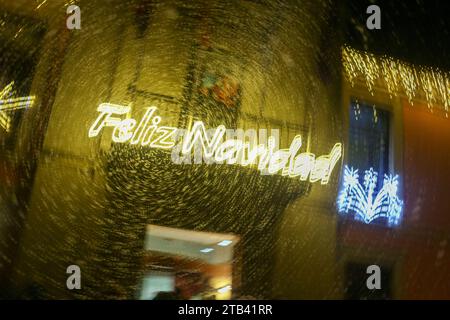 Noreña, Spagna, 4 dicembre 2023: Luci 'buon Natale' accanto alla neve artificiale durante il Christmas Lights switching On a Noreña, il 4 dicembre 2023, a Noreña, in Spagna. Credito: Alberto Brevers / Alamy Live News. Foto Stock