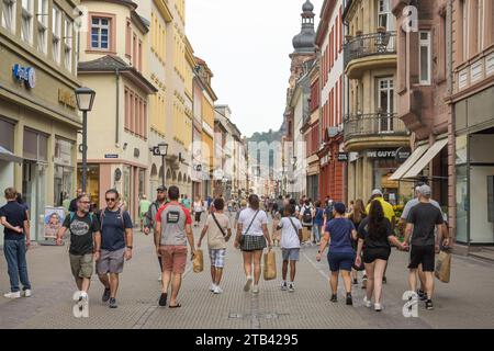 Touristen, Passanten, Fußgängerzone, Einkaufstraße, Hauptstraße, Heidelberg, Baden-Württemberg, Deutschland *** turisti, pedoni, zona pedonale, via dello shopping, via principale, Heidelberg, Baden Württemberg, Germania credito: Imago/Alamy Live News Foto Stock