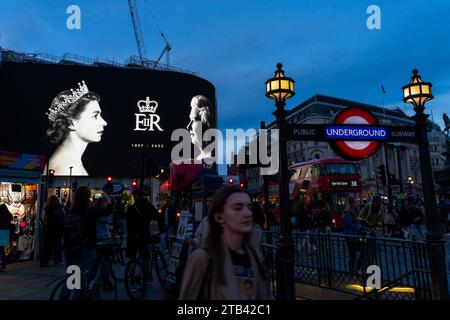 Londra dopo la morte della regina Elisabetta II, Piccadilly Circus cartellone con il ritratto della regina Foto Stock