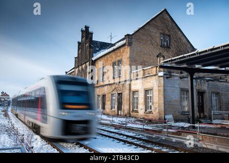 Quedlinburg, Sassonia-Anhalt, Germania, 30 novembre 2023 - il retro della stazione principale necessita di lavori di ristrutturazione dietro un treno in arrivo Foto Stock