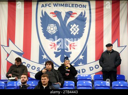 I tifosi dell'AFC Wimbledon prima dell'Emirates fa Cup, match al secondo turno al Cherry Red Records Stadium di Londra. Data immagine: Lunedì 4 dicembre 2023. Foto Stock