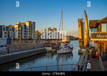 Yacht che entra nella chiusa di Chatham Maritime Marina, Chatham Kent Foto Stock