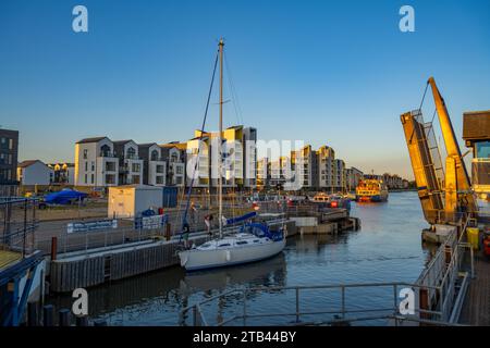 Yacht che entra nella chiusa di Chatham Maritime Marina, Chatham Kent Foto Stock