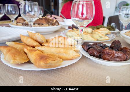 Piatto per datteri e qatayef su tavolo di legno per ramadan iftar Foto Stock