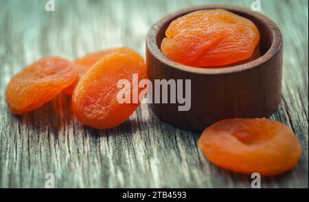 Primo piano di albicocche essiccate in un recipiente Foto Stock