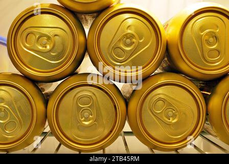 Lattine di birra dorate Foto Stock