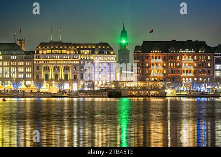 Blick über die Binnenalster zum Jungfernstieg mit Weihnachtsmarkt und Weihnachtsdekoration ad Amburgo, Deutschland, Europa *** Vista sul Binnenalster fino al Jungfernstieg con mercatino di Natale e decorazioni natalizie ad Amburgo, Germania, Europa credito: Imago/Alamy Live News Foto Stock