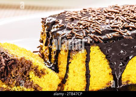 fetta di torta ​​carrot con spolverate di cioccolato, crema di ghiaccio che scorre lungo la torta, dolce tradizionale brasiliano Foto Stock